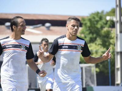 Festejo de Diego Doldán, luego de anotar el único tanto ayer en la victoria de General Díaz ante Silvio Pettirossi, Eduardo Soares acompaña la celebración. (Foto: APF)