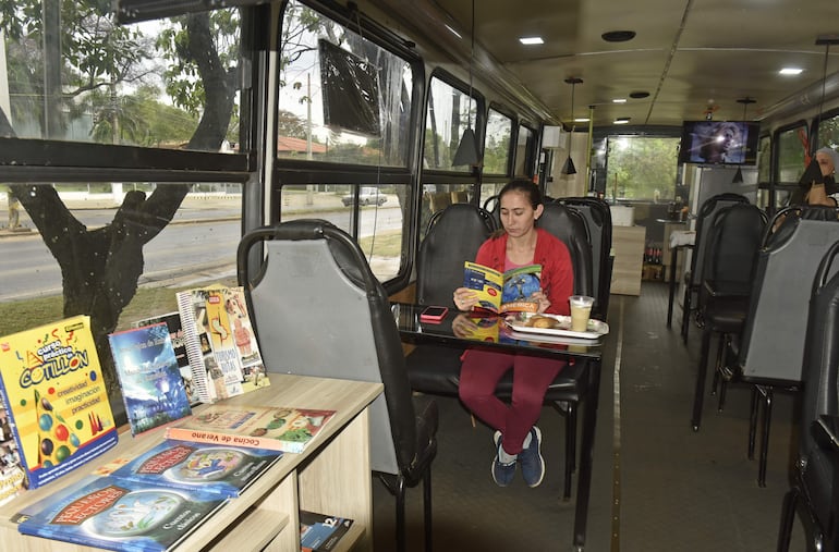 El atractivo establecimiento cuenta con un rincón literario.