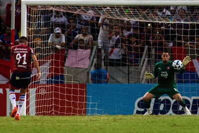 Jean Fernandes (d), arquero de Cerro Porteño, desvía el penal de Thiago Galhardo, delantero de Fortaleza, en la ida de la Fase 3 de la Copa Libertadores en el estadio Castelao, en Fortaleza, Brasil.