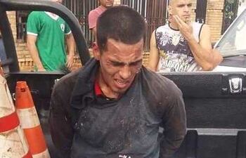 Diego Damián Figueredo Giménez, en la carrocería de la patrullera de la comisaría de Ciudad del Este, luego de ser entregado por vecinos.