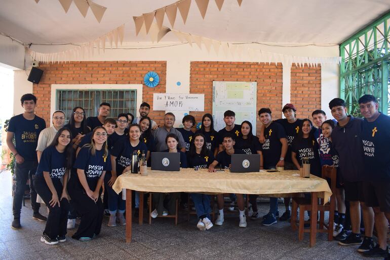 La religiosa Leonarda Paiva Calastra y el padre Daniel Rosales junto con los organizadores de la Pascua Joven.
