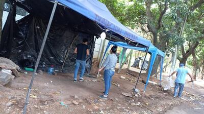 Familiares de pacientes dados de alta del Ineram desarman las carpas instaladas en el sitio a inicios de agosto. Según Salud, hay 11 semanas de descenso de internaciones y casos confirmados de COVID-19.