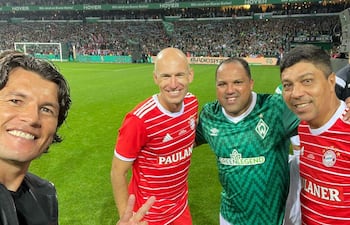 Un selfie de Haedo Valdez con el holandés Arjen Robben y los brasileños Ailton y Giovane Elber, en el estadio del Werder Bremen.