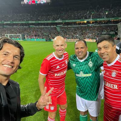 Un selfie de Haedo Valdez con el holandés Arjen Robben y los brasileños Ailton y Giovane Elber, en el estadio del Werder Bremen.