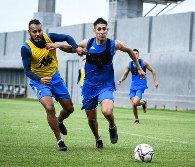 Gustavo Aguilar lucha con Ismael Benegas por quedarse con el esférico durante el entrenamiento.