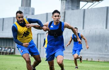 Gustavo Aguilar lucha con Ismael Benegas por quedarse con el esférico durante el entrenamiento.