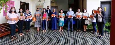 Las alfareras iteñas plasmaron en el libro sus técnicas autóctonas de labor en cerámica.