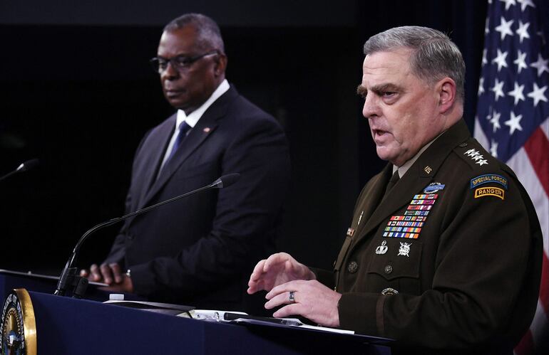 El secretario de Defensa de EE.UU., Lloyd Austin (a la izquierda) y el general Mark Milley durante una conferencia de prensa este miércoles en Washington.