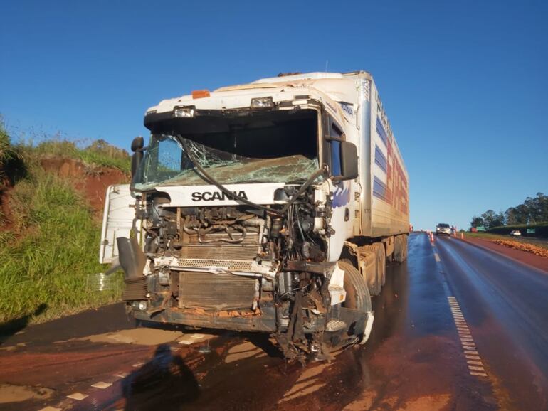 Fuerte colisión frontal entre camiones en Alto Paraná.
