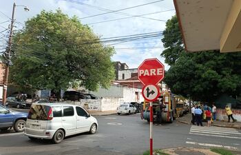 Un nuevo accidente se dio en la zona del microcentro de Asunción por la violación de las señales de tránsito, en este caso un cartel de PARE.