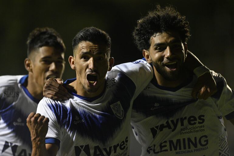 Alejandro Samudio (derecha) es abrazado por sus compañeros tras conseguir el gol de la victoria de Ameliano sobre Sol de América.