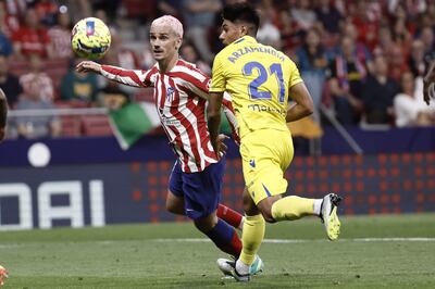 El delantero francés del Atlético de Madrid Antoine Griezmann (i) disputa una posesión ante Santiago Arzamendia, defensa paraguayo del Cádiz CF, durante el partido de LaLiga entre el Atlético de Madrid y el Cádiz que disputaron ayer miércoles en el Estadio Metropolitano. EFE/Sergio Pérez