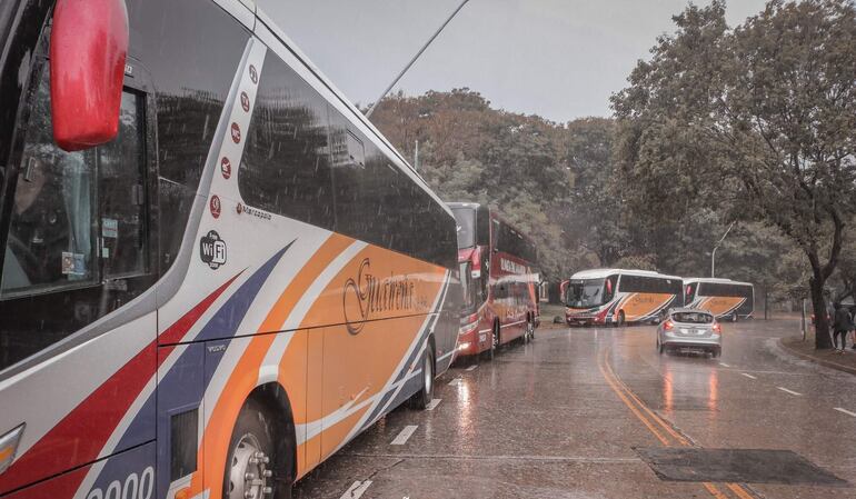 Una gran cantidad de hinchas se trasladó al vecino país para alentar al Decano de fútbol paraguayo. Foto: Ñande Franja