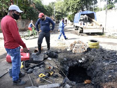 Ayer iniciaron trabajos de reparación de la red de aguas residuales en Tacuary y 32ª Proyectada, donde acudieron recién después de nuestra publicación.
