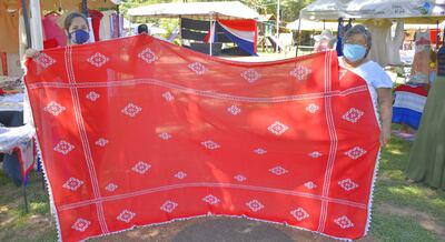 Hermoso mantel bordado en ao po’i que se puede apreciar y adquirir en la tradicional feria.