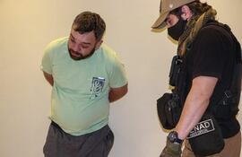 El hombre fue detenido por agentes de la Senad.