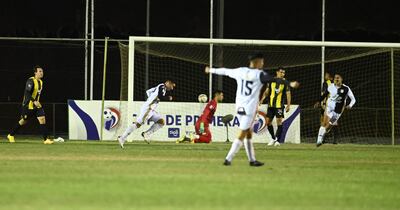 Iván Valdez (i) sale a festejar su tanto a pocos minutos del inicio.
