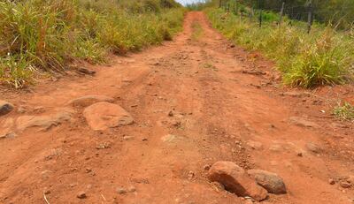 Desniveles y gigantescas piedras representaban un total peligro para los pobladores, quienes confirmaron que ninguna máquina fue a trabajar en los tramos citados en la Comuna de Fassardi.