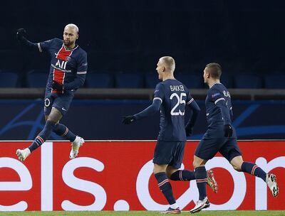 Festejo del brasileño Neymar, quien marcó tres tantos en la goleada del PSG contra Basaksehir.