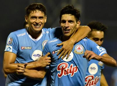 Nelson da Silva se abraza con Jorge Núñez autor del gol que le dio la victoria a Resistencia sobre Trinidense.