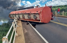 Un camión cisterna volcó sobre el puente del Río Jejuí.