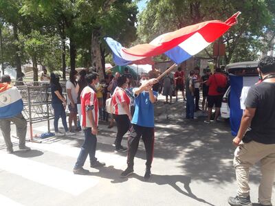 Un reducido grupo de manifestantes permanece en la zona del Congreso Nacional, en Asunción, este sábado.