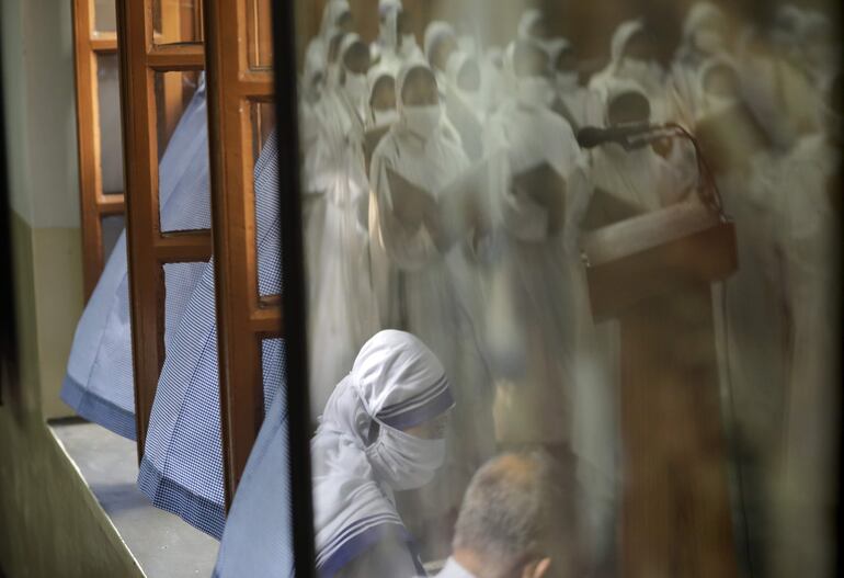 Las monjas rezan en la Casa Madre de la madre Teresa en Calcuta, India, en el 111 aniversario de su nacimiento el pasado jueves 26 de agosto de 2021. La madre Teresa, nacida Agnes Gonxha Bojaxhiu el 26 de agosto de 1910 en Skopje, Macedonia, comenzó su trabajo misionero con los pobres en Calcuta en 1948 y ganó el Premio Nobel de la Paz en 1979. 