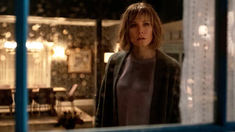 La mujer de la casa de enfrente de la chica de la ventana serie Kristen Bell