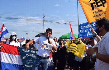 El gremialista Claudio Ayala, y demás educadores resisten con la frase "Ni un paso atrás"