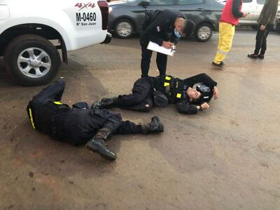 Los suboficiales sufrieron lesiones y fueron trasladados en ambulancia para la atención médica.