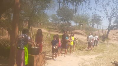 Vecinos del asentamiento 24 de Agosto de la compañía Naranjaisy de la ciudad de Villeta disfrutaron hoy el almuerzo gracias a las ollas populares.