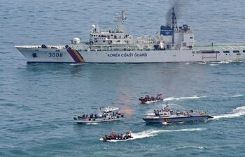 Con alrededor de 100.000 barcos navegando por los diferentes océanos, muchos de ellos concentrados en pasos con altísimos niveles de tráfico marítimo, algunos investigadores se preguntan por qué no actuar ya en lo más inmediato: la velocidad.