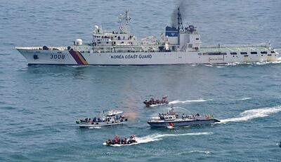 Con alrededor de 100.000 barcos navegando por los diferentes océanos, muchos de ellos concentrados en pasos con altísimos niveles de tráfico marítimo, algunos investigadores se preguntan por qué no actuar ya en lo más inmediato: la velocidad.