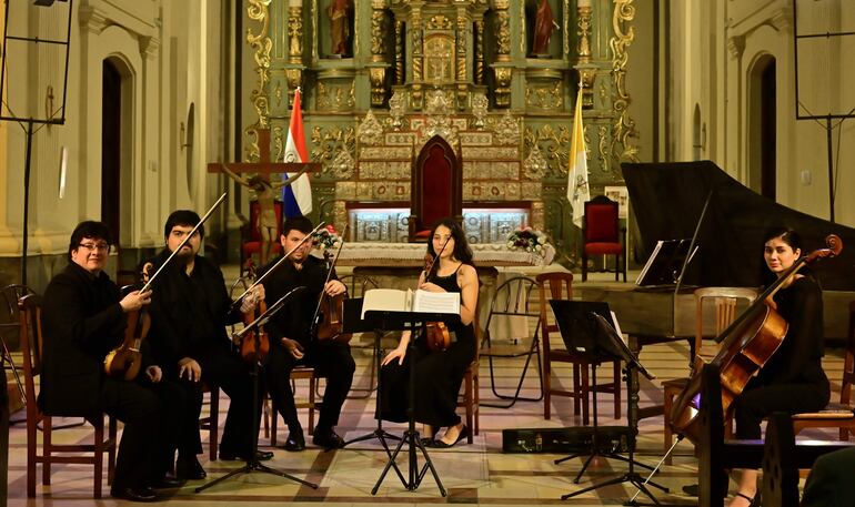 La orquesta Sonidos de Paraqvaria, dirigida por Luis Szarán  e Ian Szarán. 