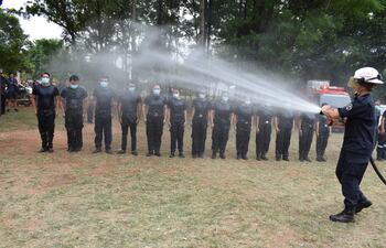 Momento del bautismo de los bomberos azules de 3 de Mayo.