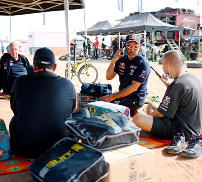 Al-Attiyah (Toyota) comparte con miembros de su equipo, durante la jornada libre que vivió ayer el Rally Dakar 2021. El qatarí confía en poder alcanzar a Peterhansel en esta segunda semana. AFP