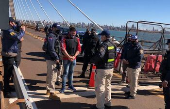 Policías de la Argentina entregan al detenido Arnaldo Andrés Aguilera Yegros a su pares de nuestro país, sobre el puente Roque González de Santacruz.