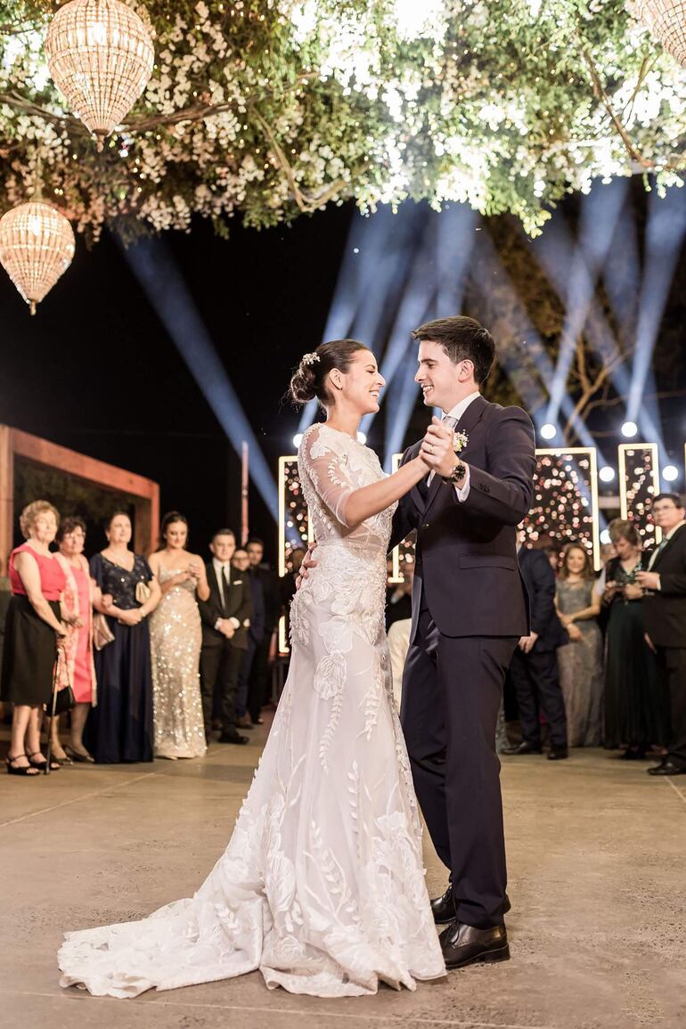 Los recién casados bailando el tradicional vals.