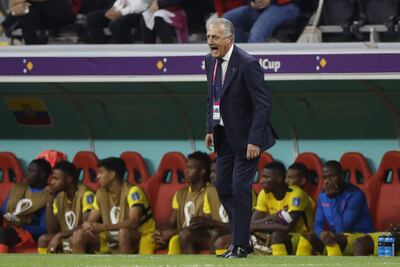 El seleccionador de Ecuador Gustavo Alfaro dirige hoy, en un partido de la fase de grupos del Mundial de Fútbol 2022 entre Catar y Ecuador en el estadio Al Bait en Al Khor.