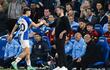 El delantero paraguayo de Brighton Julio Enciso (L) es felicitado por el gerente italiano de Brighton, Roberto De Zerbi, cuando abandona el campo durante el partido de fútbol de la Premier League inglesa entre Brighton y Hove Albion y Manchester City en el American Express Community Stadium en Brighton, sur de Inglaterra, el 24 de mayo de 2023.