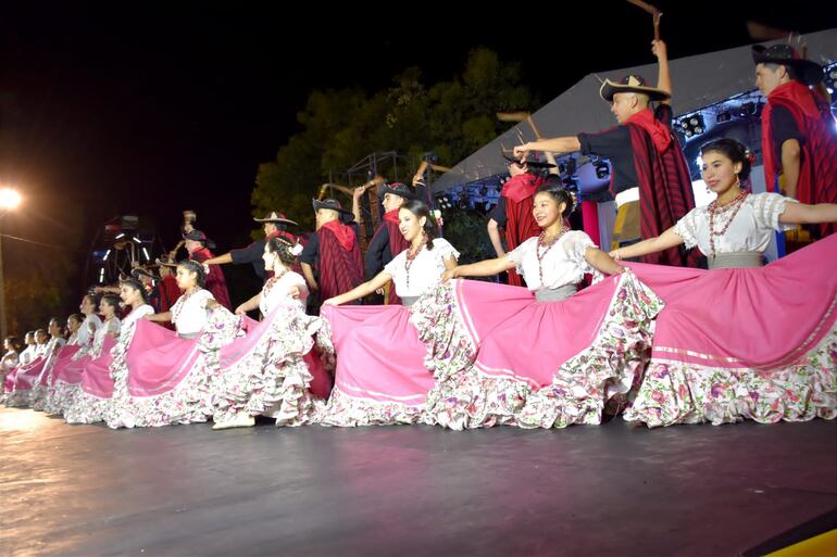 Ballet que deleitó al público con danza tradicional en el Festival Canto a Villa Florida.