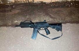 El fusil Galil que fue robado de una comisaría de Loreto y que apareció en poder de un sicario en Brasil.