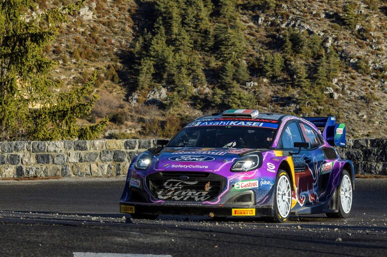 El irlandés Craig Breen (M-Sport Ford) terminó en tercera posición, a más de un minuto y medio.
