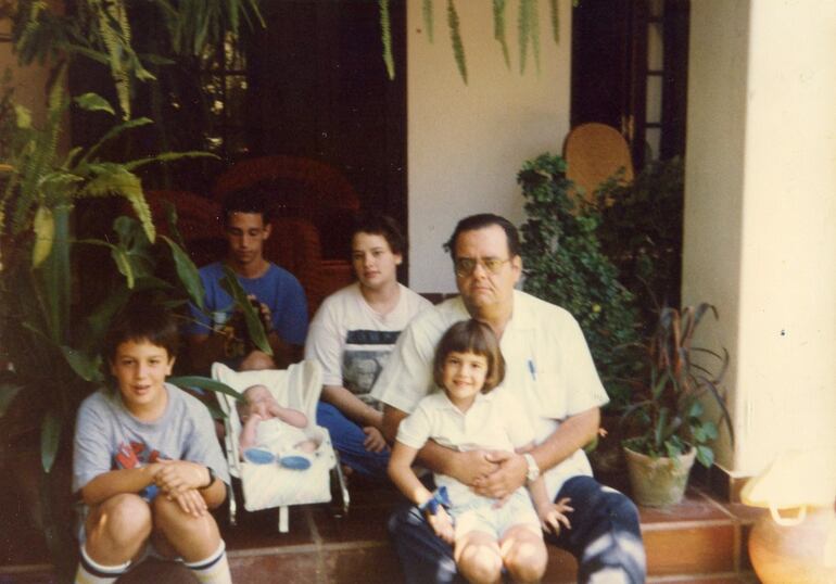 Dr. Telmo Aquino con su familia, años atrás.