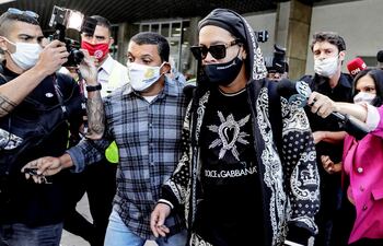 Ronaldinho Gaúcho es abordado por periodistas poco después de arribar al Aeropuerto de Galeão, en Río de Janeiro.