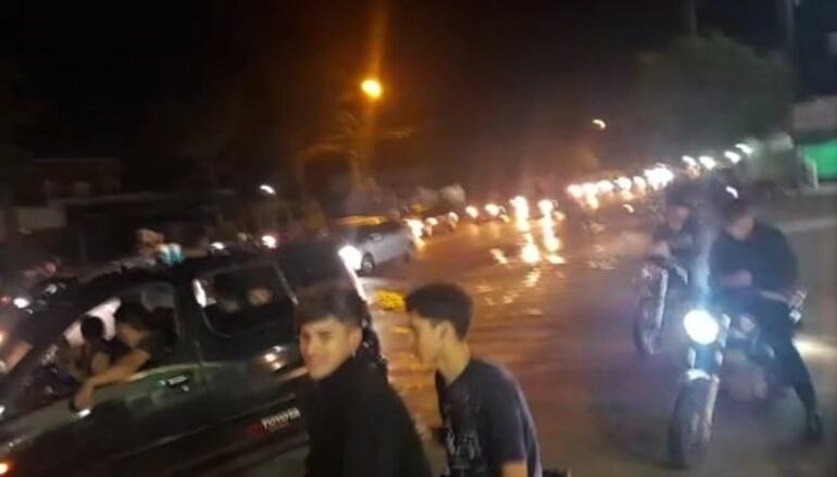 Motociclistas y automovilista realizaron una manifestación con cierre de ruta y se convocan nuevamente para mañana.