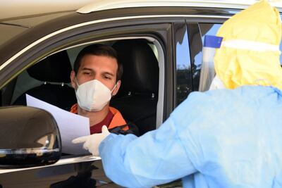 El capitán del Club 12 de Octubre, Pablo Zeballos, en una de las múltiples tomas de muestras a las que fue sometido luego de que se pusiera en duda la veracidad del primer resultado del test covid.