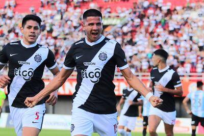 Mateo Gamarra González (22 años) da rienda suelta a su alegría luego de marcar el gol con el que Olimpia derrotó a Guaireña. A su lado, el también defensor Saúl Savín Salcedo (25). APF