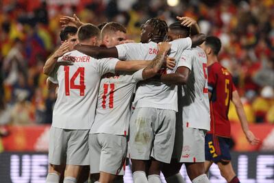 Los jugadores de Suiza celebran la victoria ante España, al término del partido de la Liga de Naciones que España y Suiza han disputado este sábado en el estadio de La Romareda, en Zaragoza.