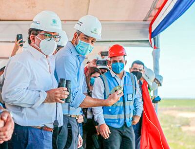 El presidente de la República, Mario Abdo Benítez, junto al director de la EBY, Nicanor Duarte Frutos, y otros, en la detonación en roca de la obra Aña Cua (Foto gentileza).